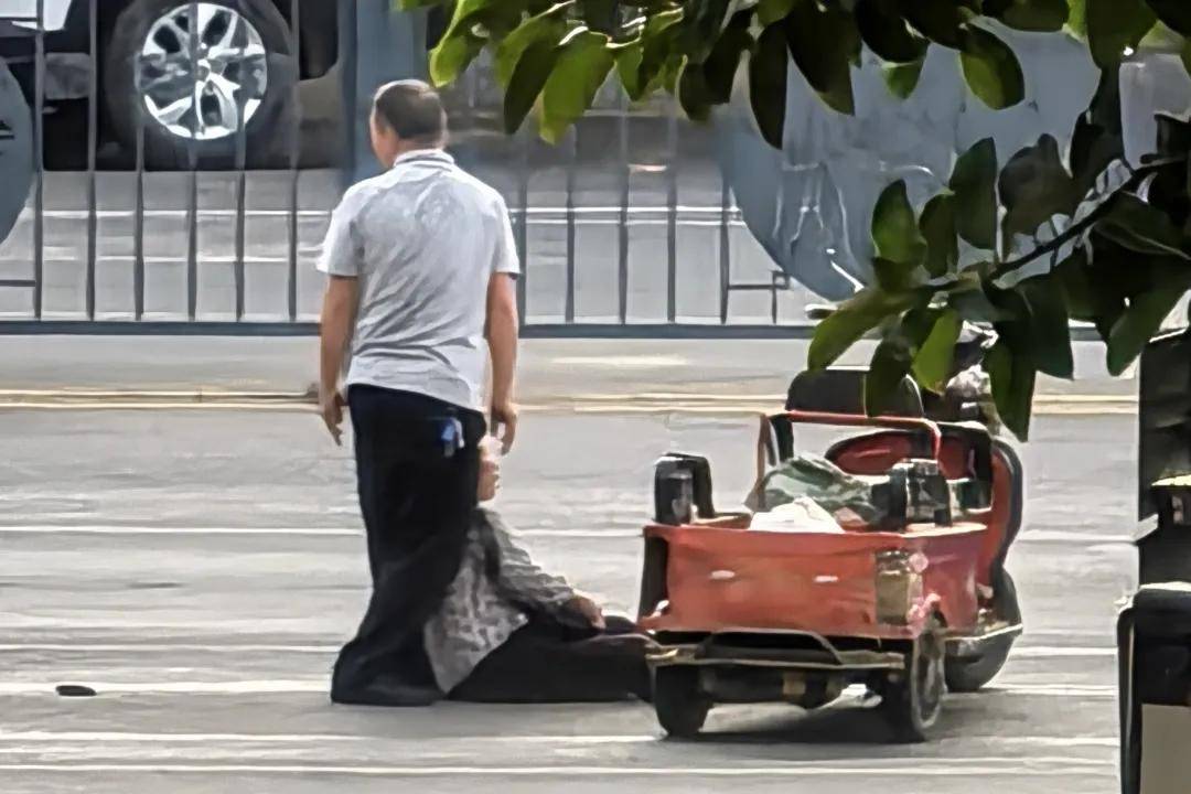贵州省兴义监狱民警上班途中紧急施救，摔倒老人转危为安！