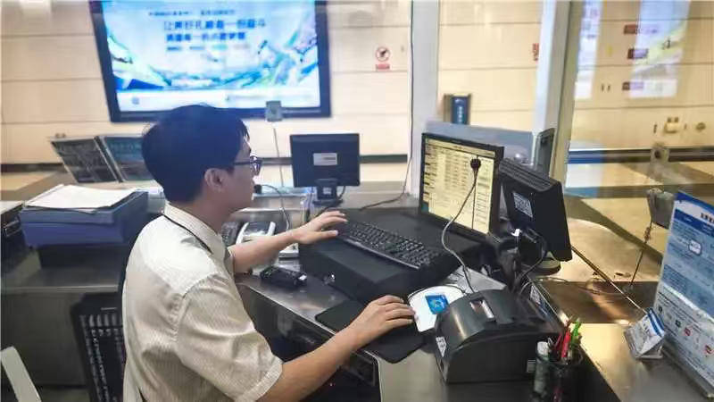 一根牙签“抢”回25万元！一老年乘客手机被“黑”，地铁值班站长紧急取卡