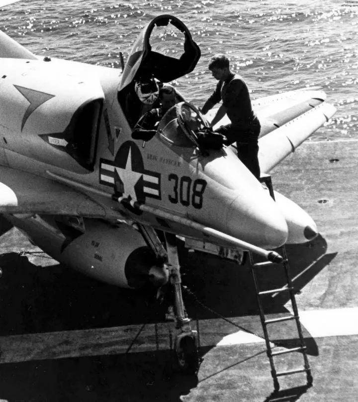 央视曝光！歼-35A改用内置登机梯，和F-35的一模一样？