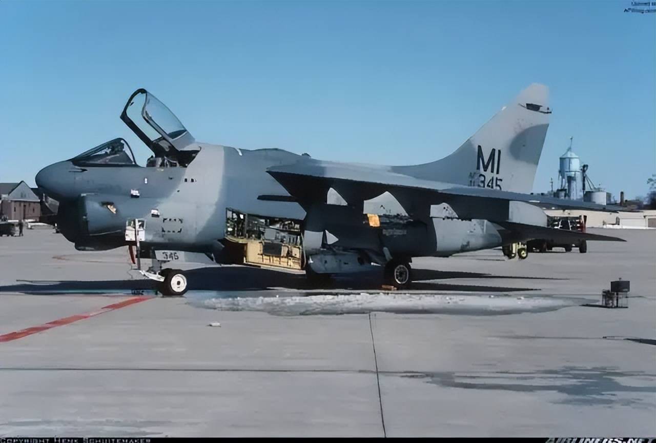 央视曝光！歼-35A改用内置登机梯，和F-35的一模一样？