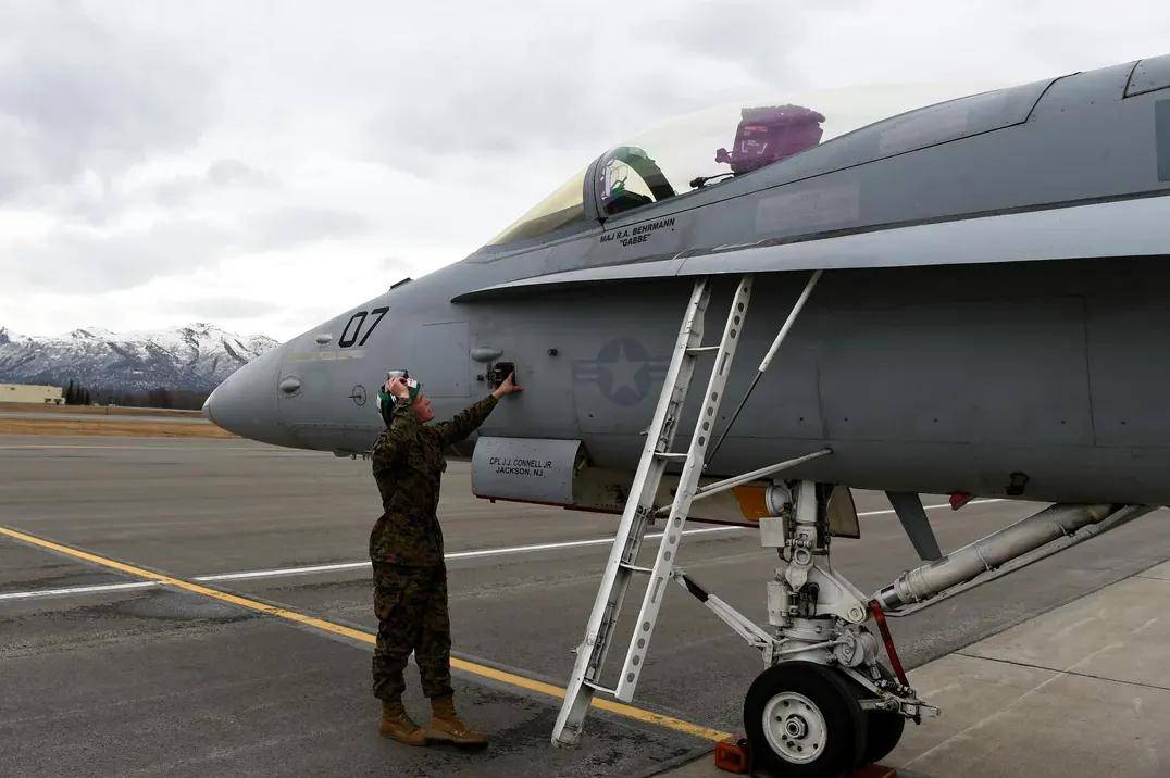 央视曝光！歼-35A改用内置登机梯，和F-35的一模一样？