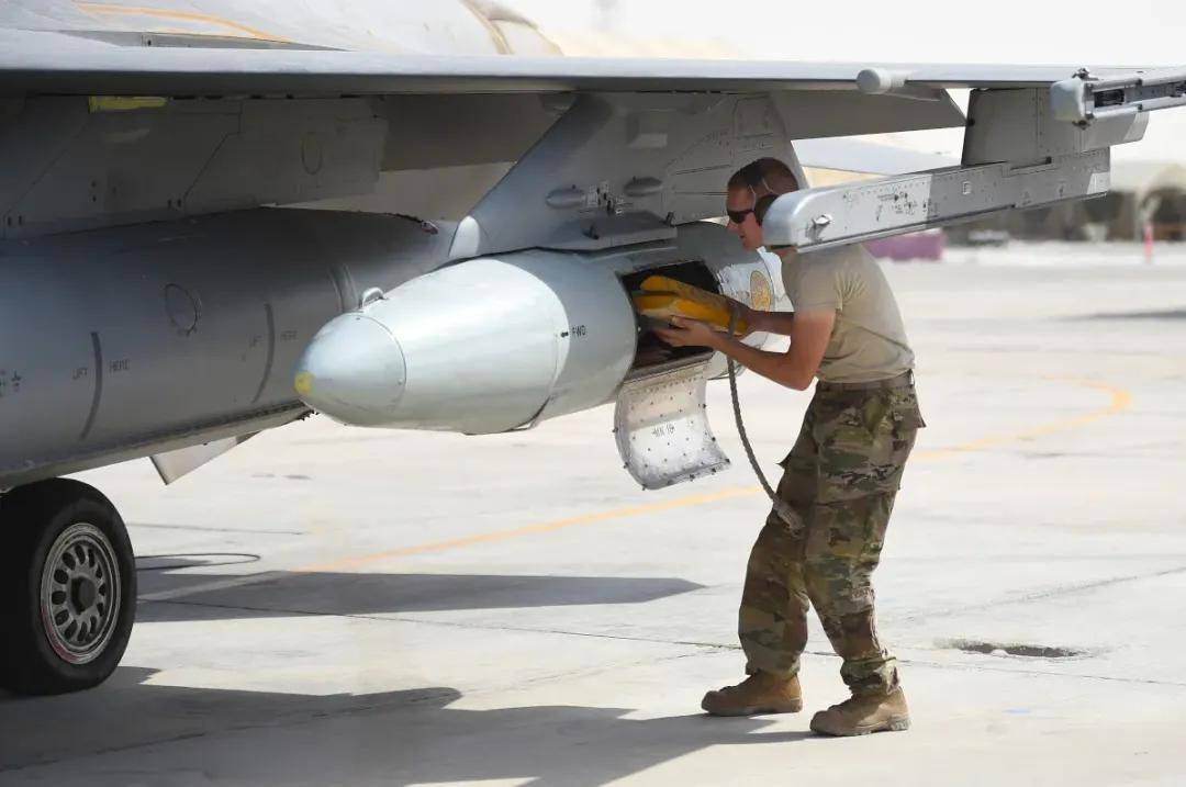 央视曝光！歼-35A改用内置登机梯，和F-35的一模一样？