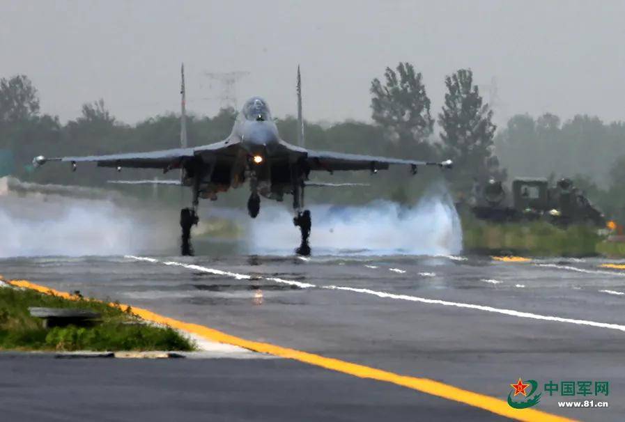 央视曝光！歼-35A改用内置登机梯，和F-35的一模一样？