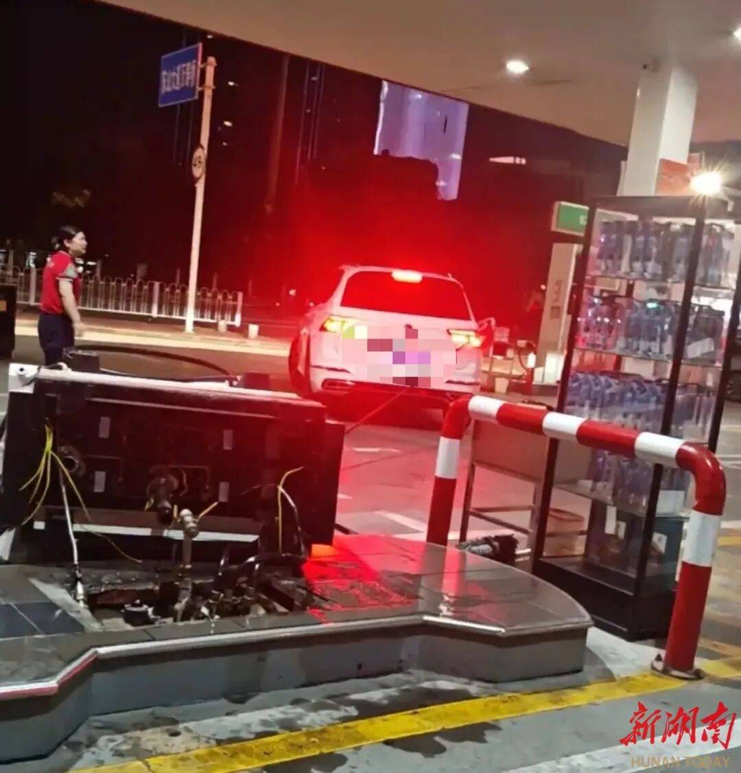 湖北一车主加完油忘拔加油枪开车就走，直接拽倒加油机，工作人员：幸好加油机的切断阀自动紧急关闭