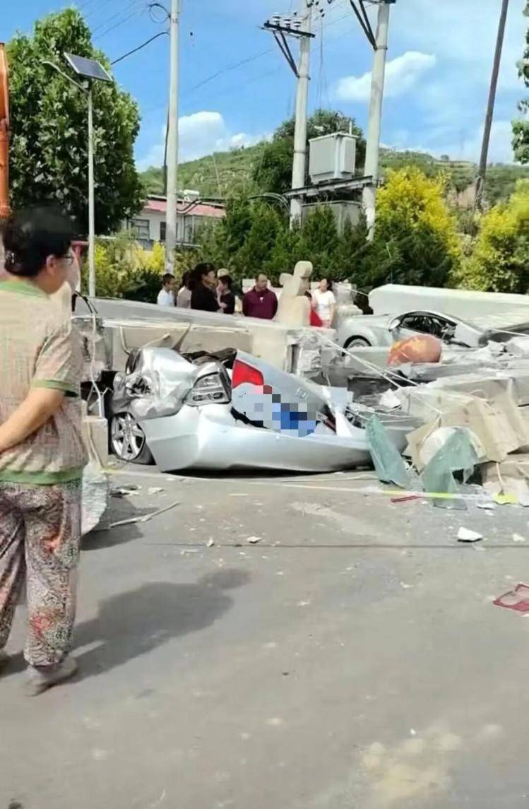 山西一牌楼倒塌压扁两轿车,当地回应:挖掘机施工不慎撞上牌楼,无人员受伤