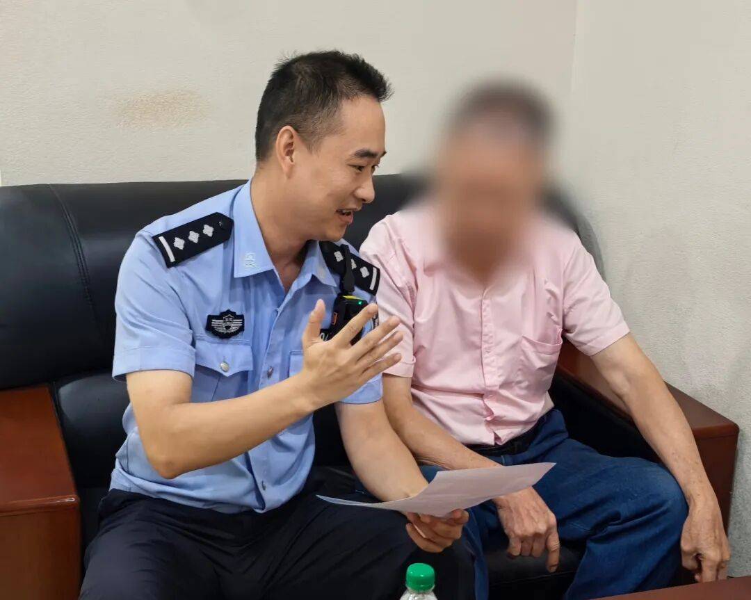 厦门一男子到银行查询“1个亿到账了吗?”银行工作人员察觉不对立即报警,警方火速到场拦截